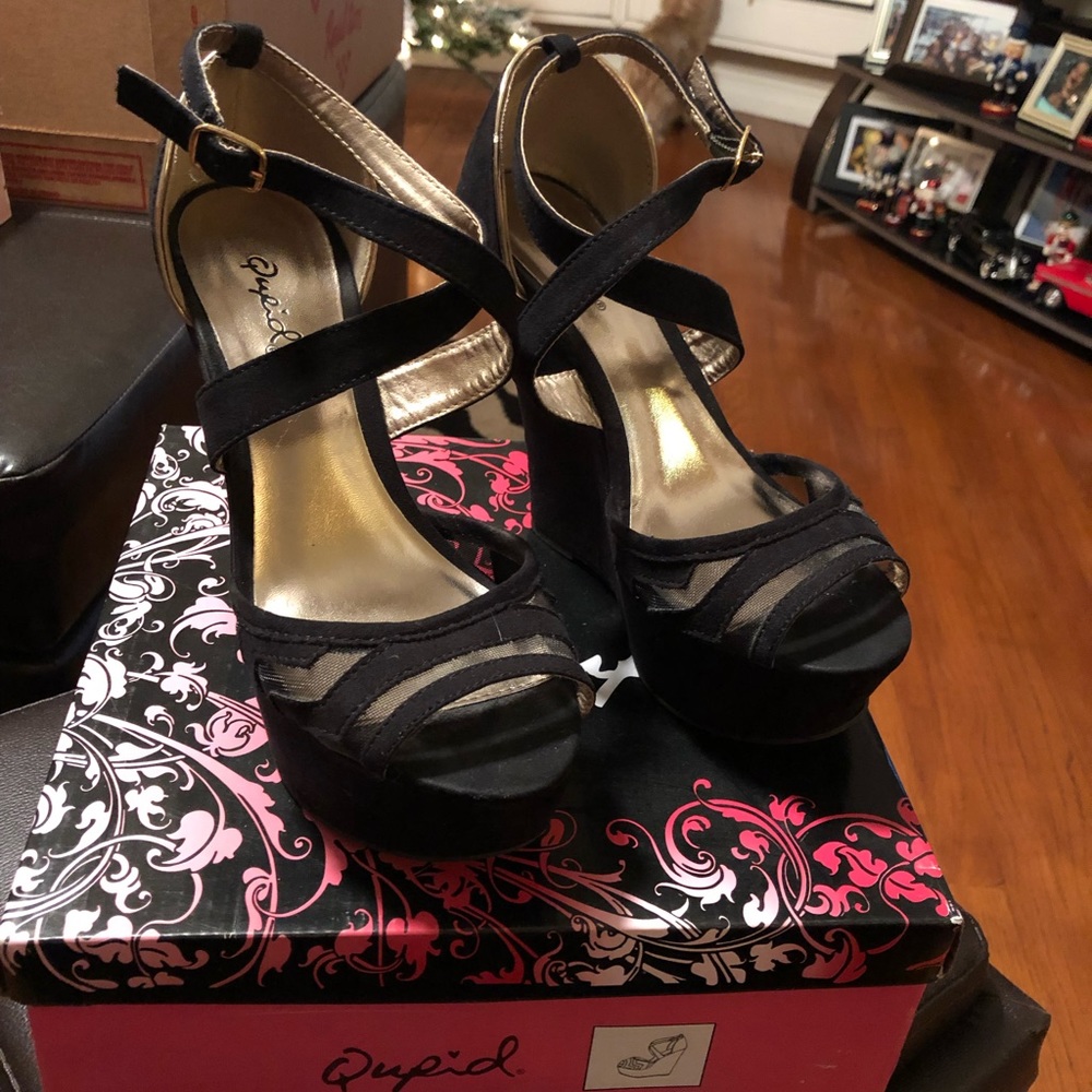 Black wedges